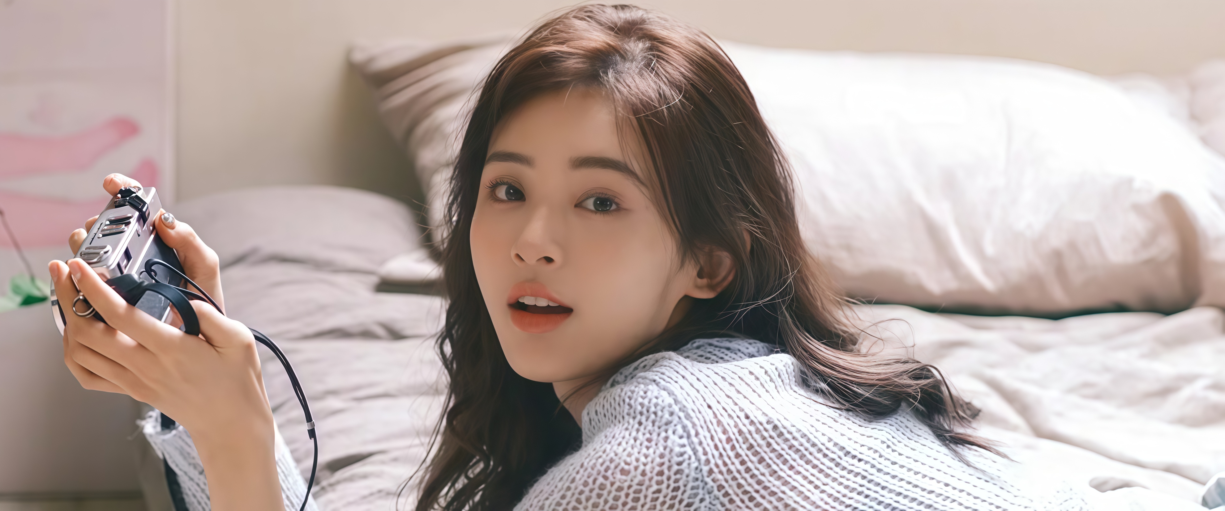 吃瓜网络热门事件指抖音、微博等平台爆发的网红翻车、明星黑料和社会大瓜，包括人设崩塌、不雅视频、婚外情、炫富打人等。每日热搜屠版、黑料合集疯传，群众围观投票瓜王，娱乐性极强